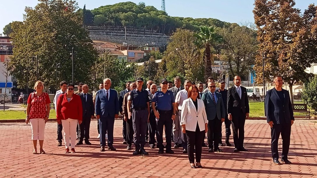 İLÇE MİLLİ EĞİTİM MÜDÜRÜMÜZ SAYIN AYŞE ACAR, ATATÜRK PARKI'NDAKİ ÇELENK SUNMA TÖRENİNE KATILDI.